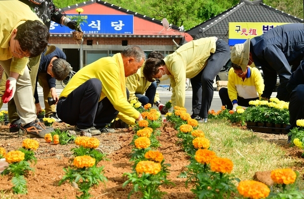 야은리 회전교차로 거버넌스 꽃 식재 이미지 1
