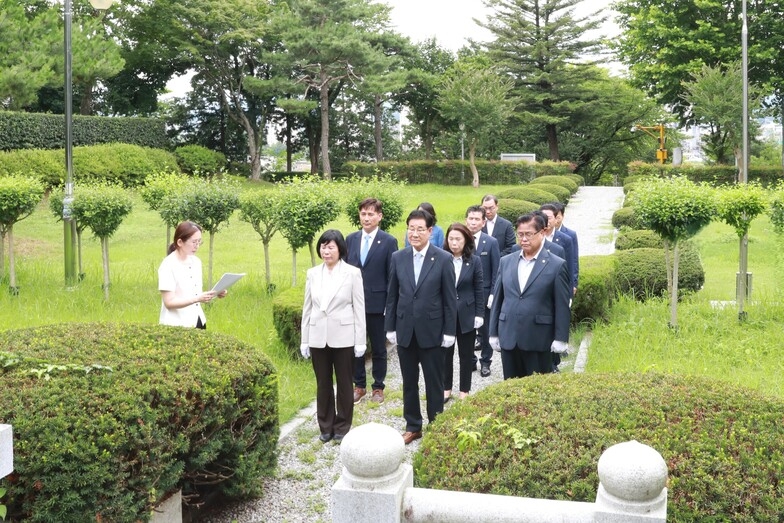 제10대 장성군의회 의원 현충탑 참배 이미지 2