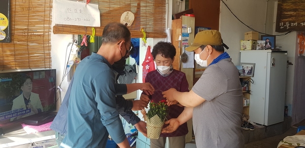 [미담사례 공유] 장성군 북하면청년회, 어버이날 기념 '사랑의 카네이션' 전달 이미지 1