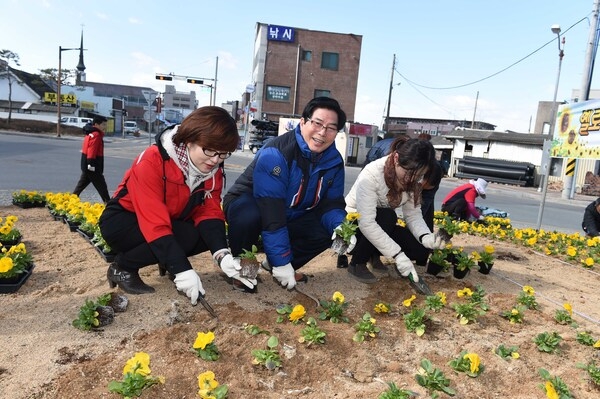 민선 6기 1주년- 유두석 장성군수 '옐로우시티로 명품도시 기반 다졌다!' 이미지 2