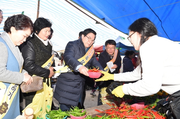 장성군, 황룡전통시장 장보기…시장상인 웃음꽃 ‘활짝’ 이미지 1