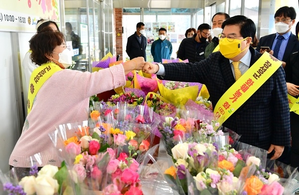 “화사하고 예쁜 봄꽃 사세요” 장성군 주말 ‘화훼장터’ 인기 이미지 1
