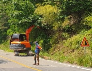 장성군 “운전자 안전 위협하는 ‘도로변 잡목’ 제거” 이미지 1