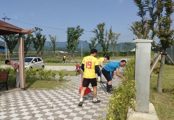 장성군 삼계고성FC 축구회, 풀베기 봉사활동 ‘구슬땀’ 이미지 2