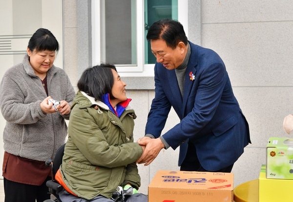 [포토] 장성군 “따스하고 행복한 설 명절 되세요” 이미지 1