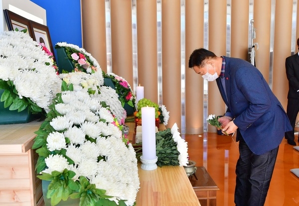 [포토] 김한종 장성군수, 네팔 사고 희생자 빈소 찾아 헌화 이미지 1
