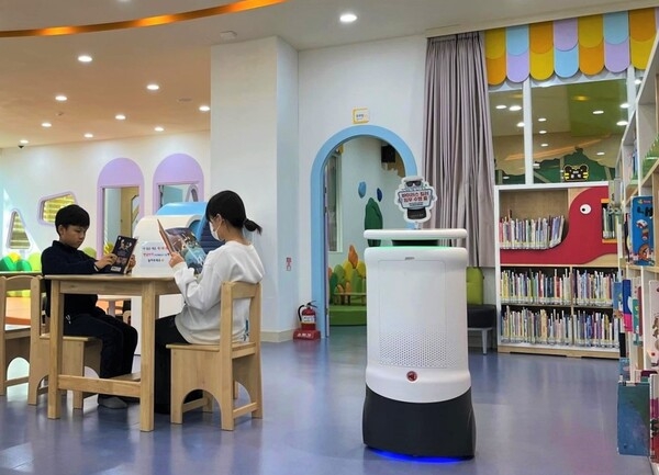 장성군립중앙도서관, 인공지능 방역로봇 도입 이미지 1