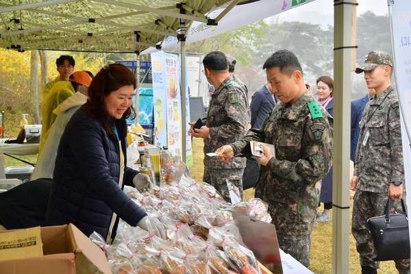 장성군, 상무대서 농산물 직거래장터 열어 이미지 2