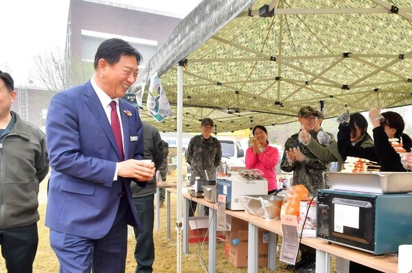 장성군, 상무대서 농산물 직거래장터 열어 이미지 3