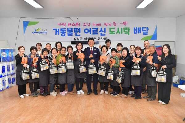 [포토] 김한종 장성군수, 어르신 도시락 만들기 봉사 ‘구슬땀’ 이미지 2