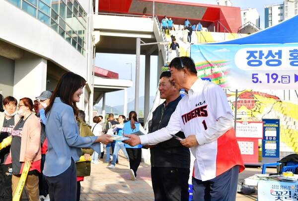 김한종 장성군수가 ‘프로야구 시구’에 나선 까닭은? 이미지 3