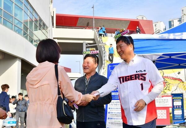 김한종 장성군수가 ‘프로야구 시구’에 나선 까닭은? 이미지 4