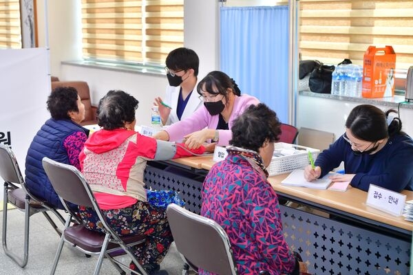 의료 소외지역 해소… 장성군 농촌 왕진버스 ‘호평’ 이미지 1