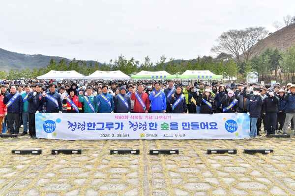 장성군, 식목일 나무심기 행사에 600여 명 동참 이미지 1