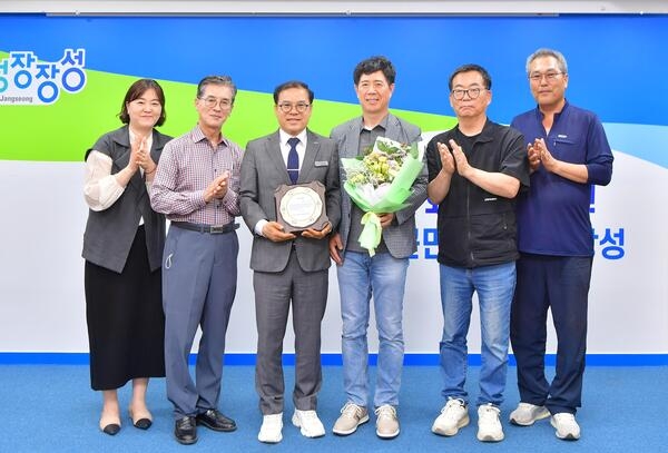장성군다문화가족협의회, 곽영호 장성부군수에 감사패 전달 이미지 2