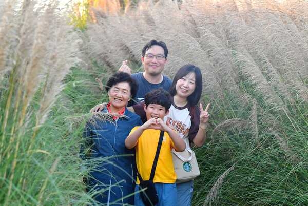 [포토] 장성군 “장성 황룡강 가을꽃축제, 3대가 함께 즐기렵니다” 이미지 1
