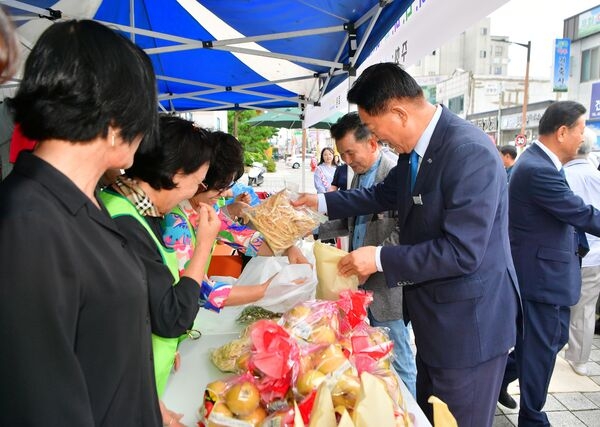 한국부인회 장성군지회, ‘사랑의 나눔 알뜰 매장, 아나바다 행사’ 운영 이미지 1