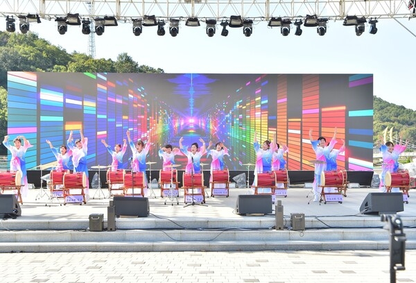 [축제 스케치] 장구 치고, ‘댄스’ 추고… 장성군 주민자치센터 프로그램 발표회 열기 ‘후끈’ 이미지 1