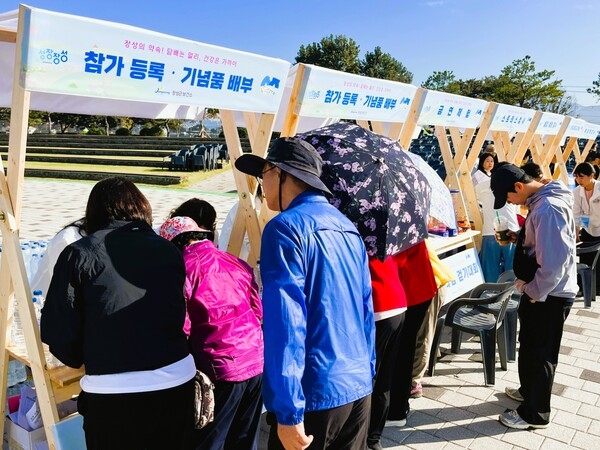 “담배는 멀리, 건강은 가까이” 장성군, 금연 다짐 걷기대회 ‘호응’ 이미지 3