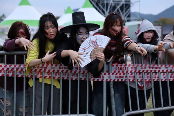 좀비, 저승사자, 오케스트라 공연… 장성군 황룡강 가을꽃축제, 대중문화 중심에 서다 이미지 1