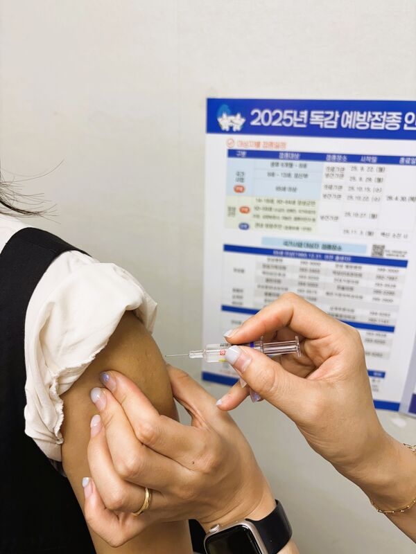 장성군 “65세 이상 어르신, 독감·코로나19 예방접종 받으세요” 이미지 1