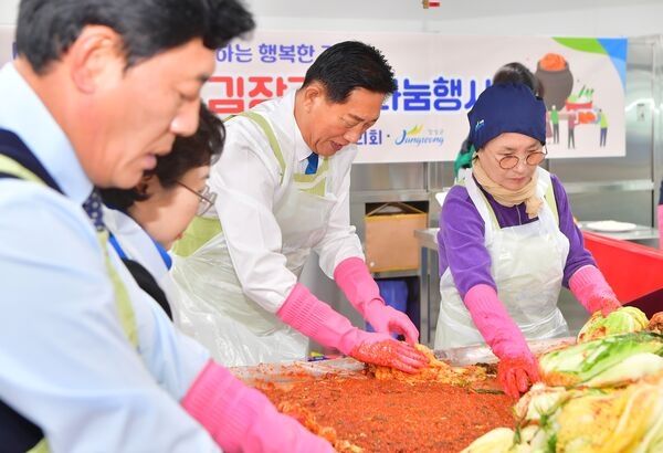 장성군여성단체협의회, ‘사랑의 김장 나눔’ 행사 열어 이미지 1