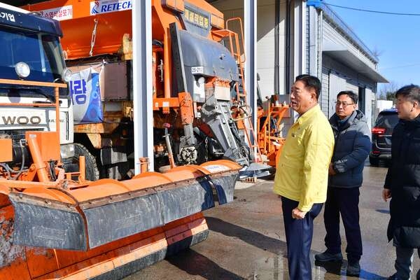 장성군, 신속한 제설 작업… 주민 불편 ‘눈 녹듯’ 이미지 2