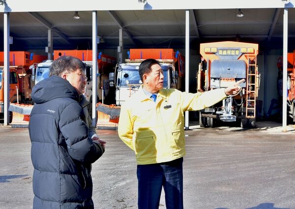 장성군, 신속한 제설 작업… 주민 불편 ‘눈 녹듯’ 이미지 3