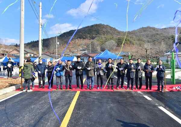 “주민이 원하면 합니다” 장성군, 잠암마을 도로 확·포장 공사 매듭 이미지 1