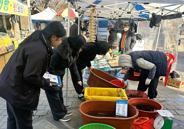 장성군-담양군, 전통시장서 합동 교차 지도·단속 이미지 1
