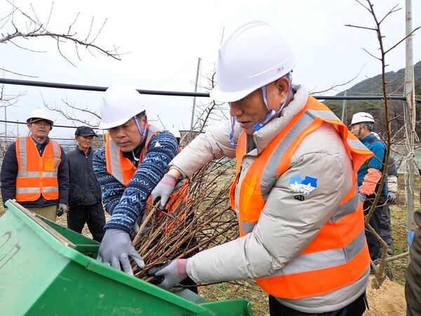 장성군, 농가 지원에 산불 예방까지… 영농부산물 파쇄 지원 ‘일석이조’ 이미지 1