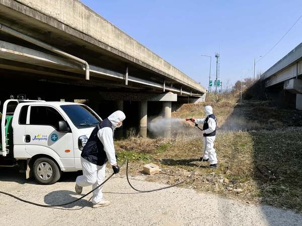 “올 여름 모기 안녕!” 장성군, 해빙기 위생해충 방역 이미지 1