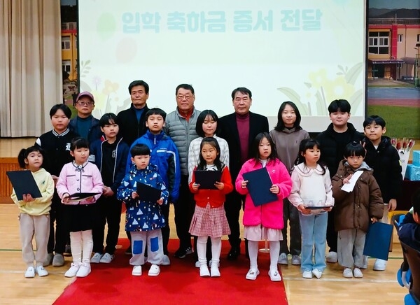 장성군 동화면 주민자치위·번영회 “동화초 입학을 축하합니다” 이미지 1