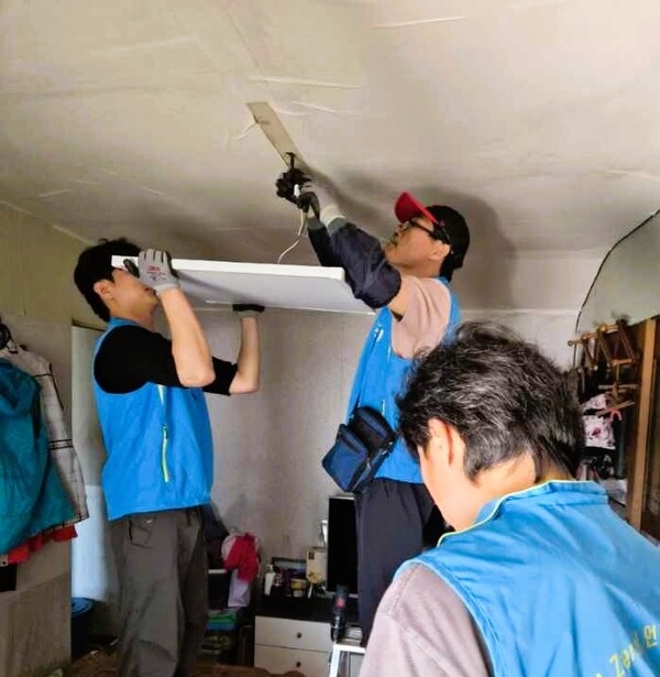 장성군 남면, 거동 불편 어르신 가구 20곳에 ‘엘이디(LED)’ 조명 설치 이미지 1