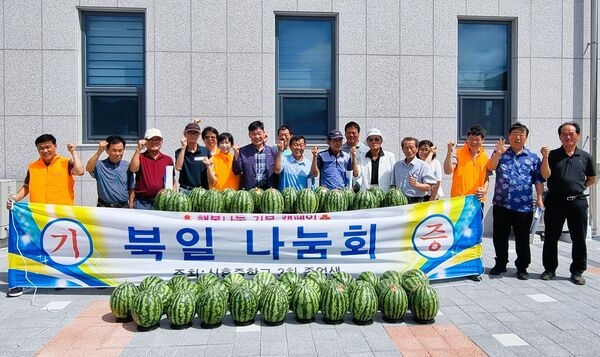 장성군 북일면 북일나눔회, 경로당에 수박 50통 기부 이미지 1