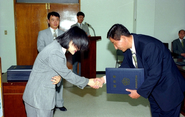 제2회전국동시지방선거당선증전달