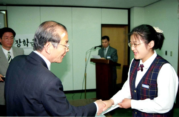 새마을 지도자 자녀 장학금 전달