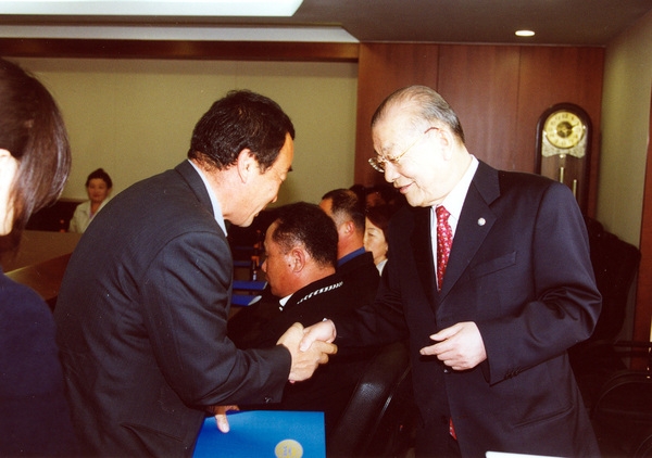 2004장성장학회장학금전달
