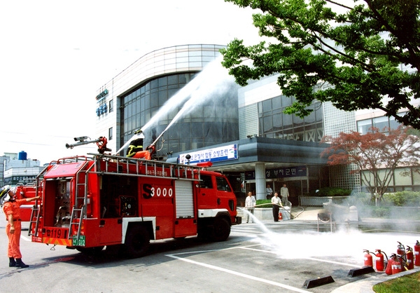 2004군청사합동소방훈련
