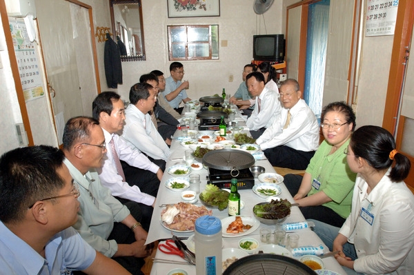 동화면 군수와 직원과의 대화
