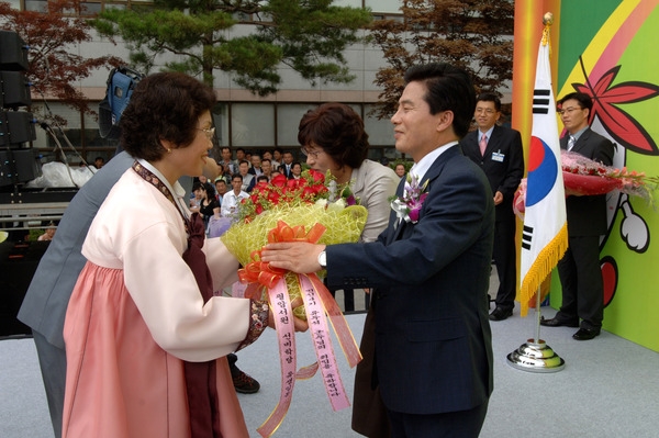 민선4기 제35대 유두석 군수 취임식(꽃다발증정)