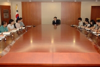 군수와 여성 공무원과의 대...