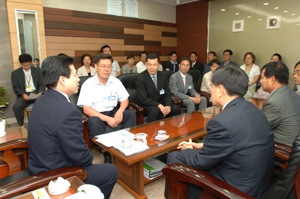 군수와 장성읍 직원과의 대화