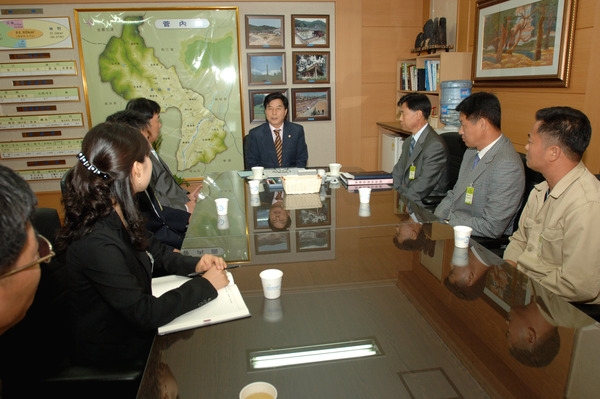 군수와 황룡면 직원과의 대화