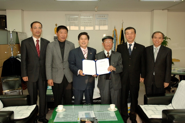 불우이웃돕기 쌀 300가마 기탁증서 전달