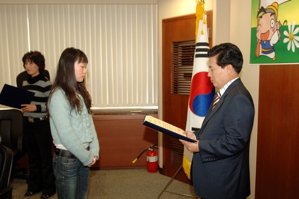 청소년 인재육성 및 수급자 자녀 장학금 전달