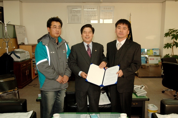 (주)무한에너지 박홍사장 어려운가정에 난방류 기탁증서 전달