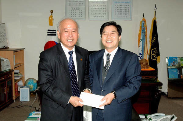 불우이웃돕기성금 기탁(변온섭 성균관유도회 총본부회장)
