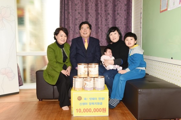 다둥이 가정 축하용품 전달