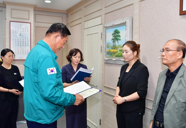  소상공인 심의위원회 위촉장 전달